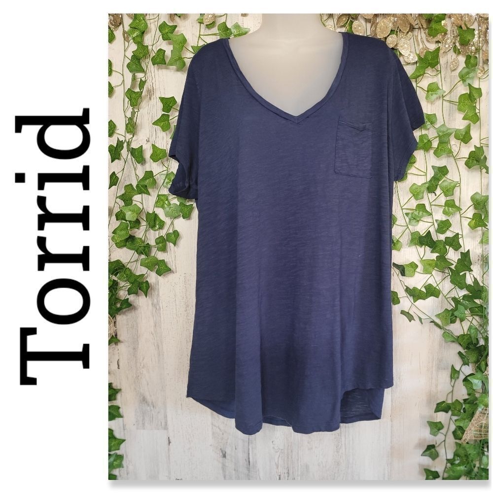 NWOT Torrid Pocket Premium V-Neck Tee